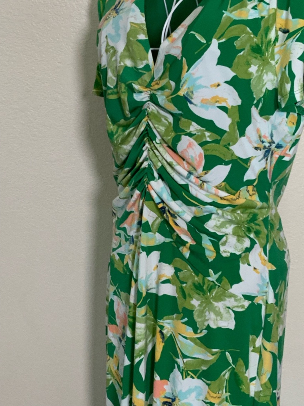 Maggy London Green Floral Ruched V‑Neck Midi Dress - Picture 7 of 9